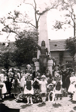 A sződi Hősök emlékműve – Hungária szobra